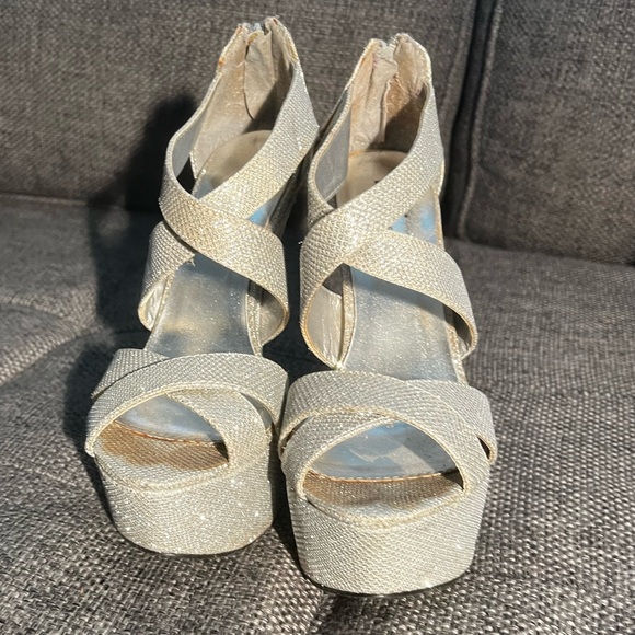 Shï Elegant Silver Sparkle Women's Platform Heels - Picture 3 of 4